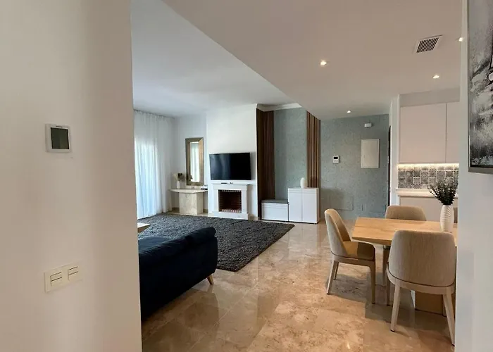 Luxury Sea View Penthouse شقة *